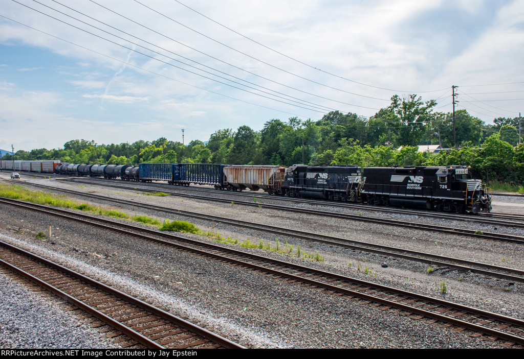 NS 726 and 3073 work the north end of DeButts Yard 